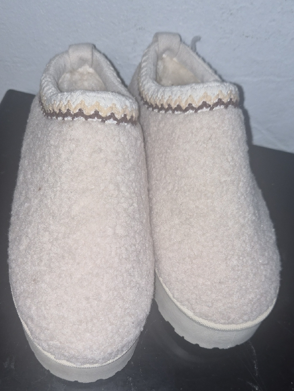 Cozy Women's Shearling-Lined Mules in Cream